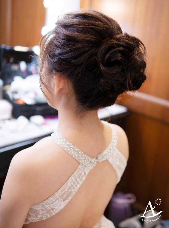 永生花捧花,證婚花藝白紗造型,編髮造型,蓬鬆盤髮,戶外證婚,Ariesy品牌婚紗
