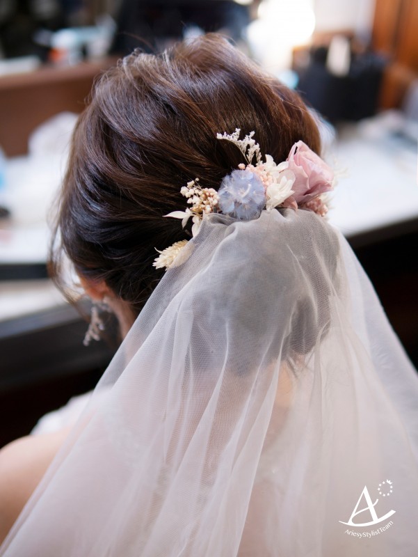 永生花捧花,證婚花藝白紗造型,編髮造型,蓬鬆盤髮,戶外證婚,Ariesy品牌婚紗