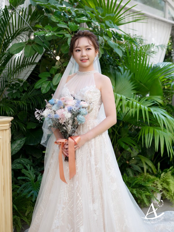 永生花捧花,證婚花藝白紗造型,編髮造型,蓬鬆盤髮,戶外證婚,Ariesy品牌婚紗