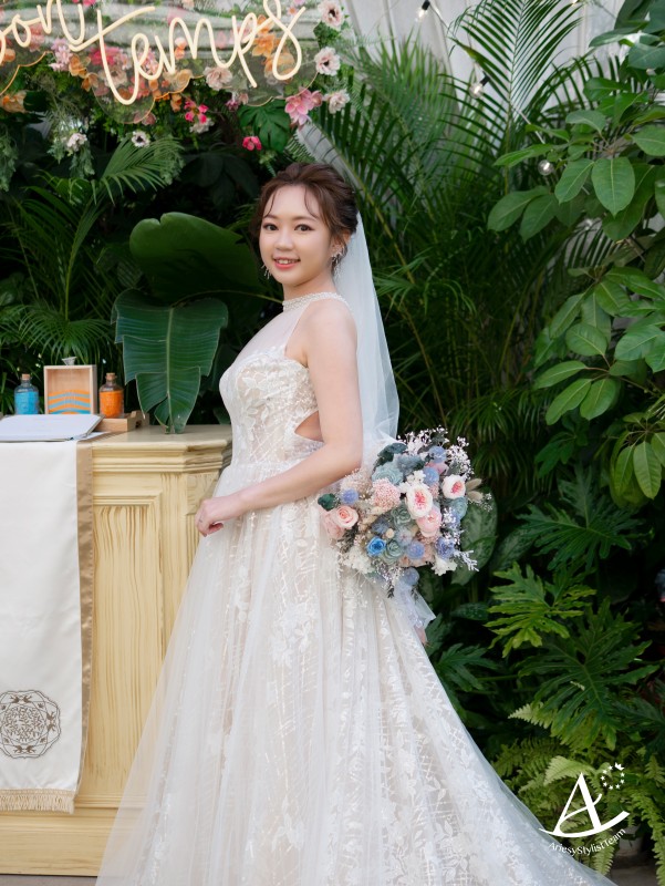 永生花捧花,證婚花藝白紗造型,編髮造型,蓬鬆盤髮,戶外證婚,Ariesy品牌婚紗