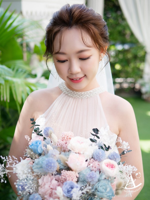 永生花捧花,證婚花藝白紗造型,編髮造型,蓬鬆盤髮,戶外證婚,Ariesy品牌婚紗