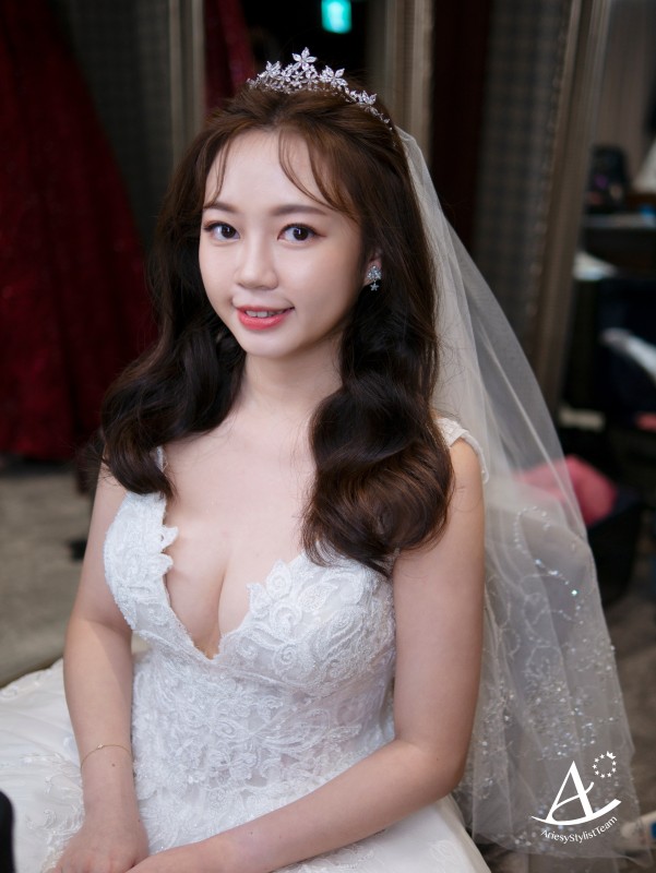 永生花捧花,證婚花藝白紗造型,編髮造型,蓬鬆盤髮,戶外證婚,Ariesy品牌婚紗