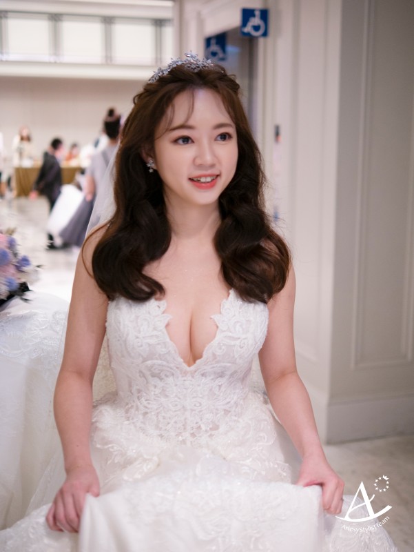 永生花捧花,證婚花藝白紗造型,編髮造型,蓬鬆盤髮,戶外證婚,Ariesy品牌婚紗