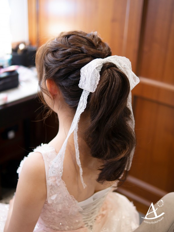 永生花捧花,證婚花藝白紗造型,編髮造型,蓬鬆盤髮,戶外證婚,Ariesy品牌婚紗