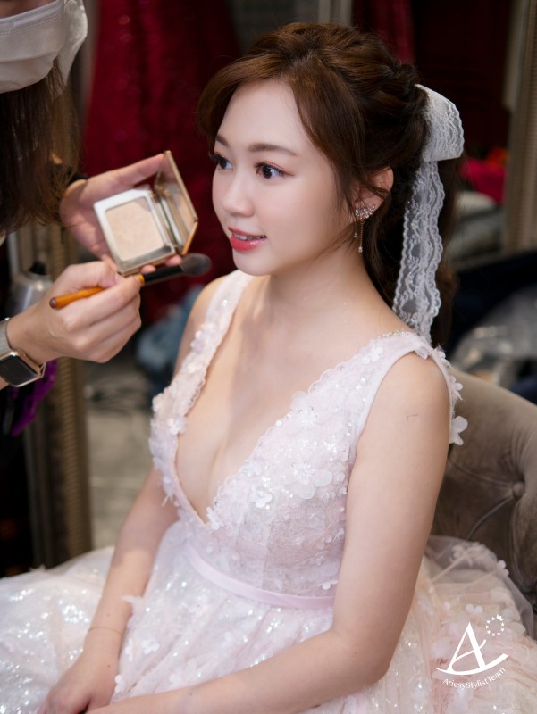 永生花捧花,證婚花藝白紗造型,編髮造型,蓬鬆盤髮,戶外證婚,Ariesy品牌婚紗