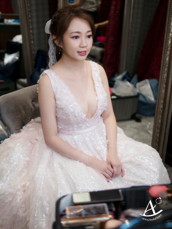 永生花捧花,證婚花藝白紗造型,編髮造型,蓬鬆盤髮,戶外證婚,Ariesy品牌婚紗