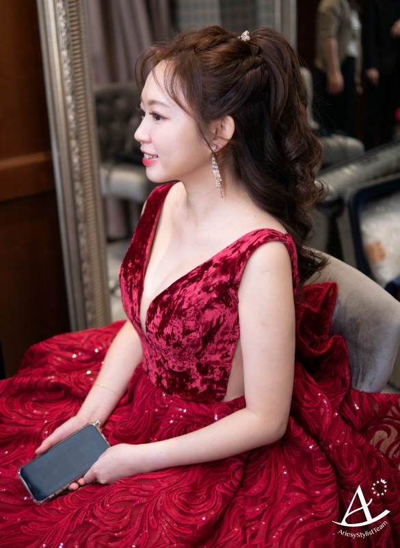 永生花捧花,證婚花藝白紗造型,編髮造型,蓬鬆盤髮,戶外證婚,Ariesy品牌婚紗