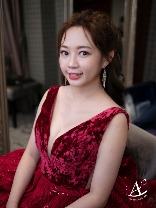 永生花捧花,證婚花藝白紗造型,編髮造型,蓬鬆盤髮,戶外證婚,Ariesy品牌婚紗