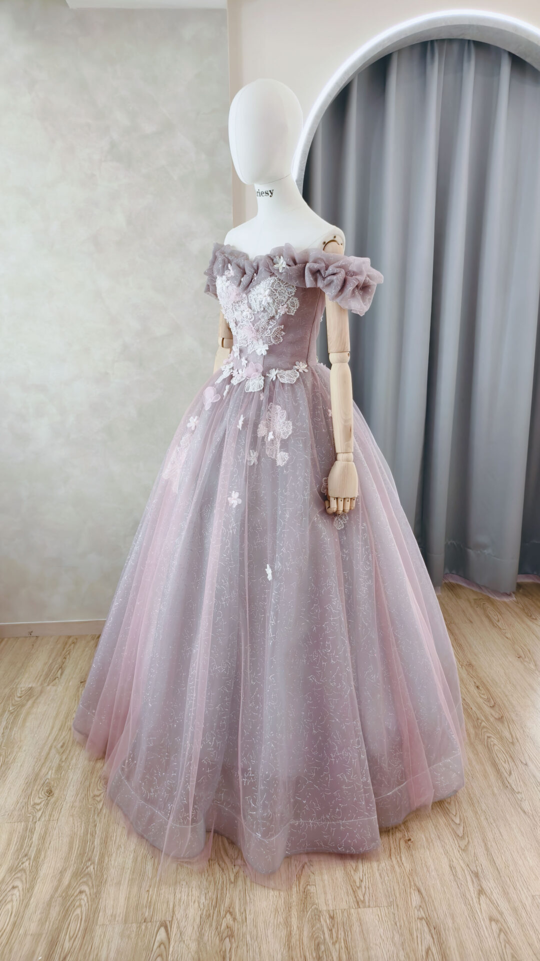 灰粉色禮服,花朵蕾絲禮服,台北婚紗,三重婚紗工作室