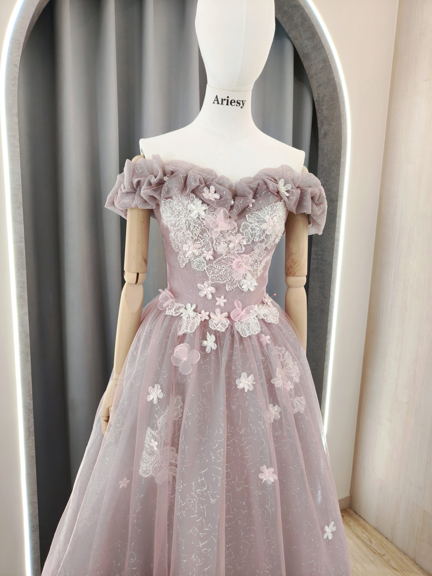 灰粉色禮服,花朵蕾絲禮服,台北婚紗,三重婚紗工作室