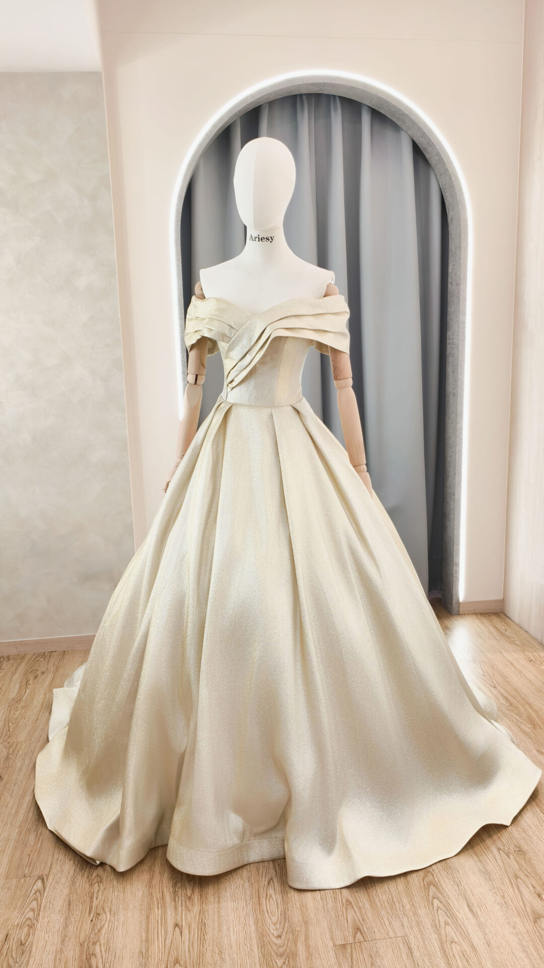 顯瘦禮服出租,愛瑞思婚紗,ARIESY婚紗,金色禮服,婚紗包套,宴客服,尾牙晚會禮服