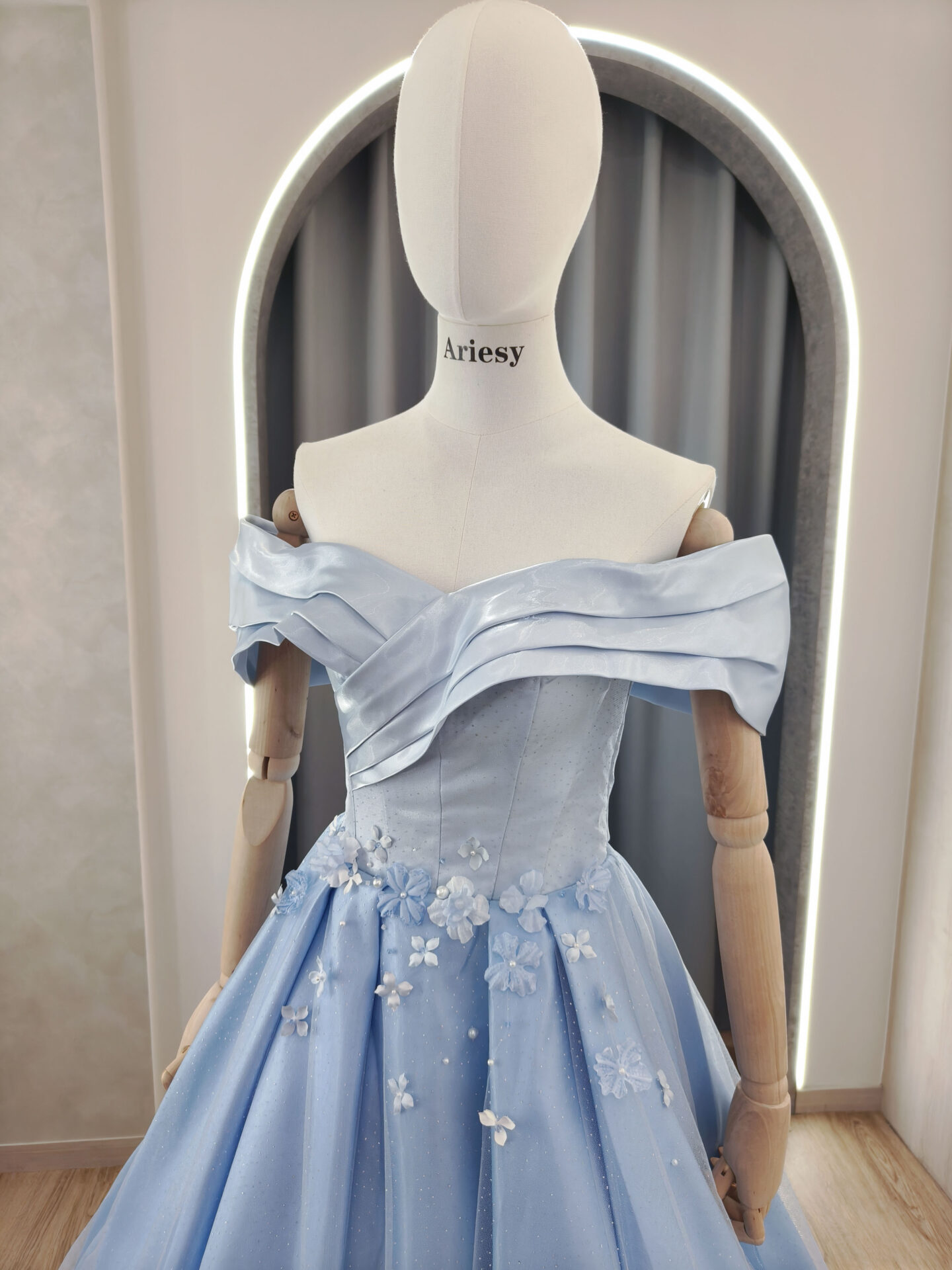 花花水藍色緞面婚紗禮服,台北宴客禮服租借,Ariesy愛瑞思婚紗推薦,緞面禮服婚紗,婚紗工作室推薦,北部婚紗攝影包套,禮服出租,水藍色禮服,寶寶藍婚紗,緞面小花珍珠禮服