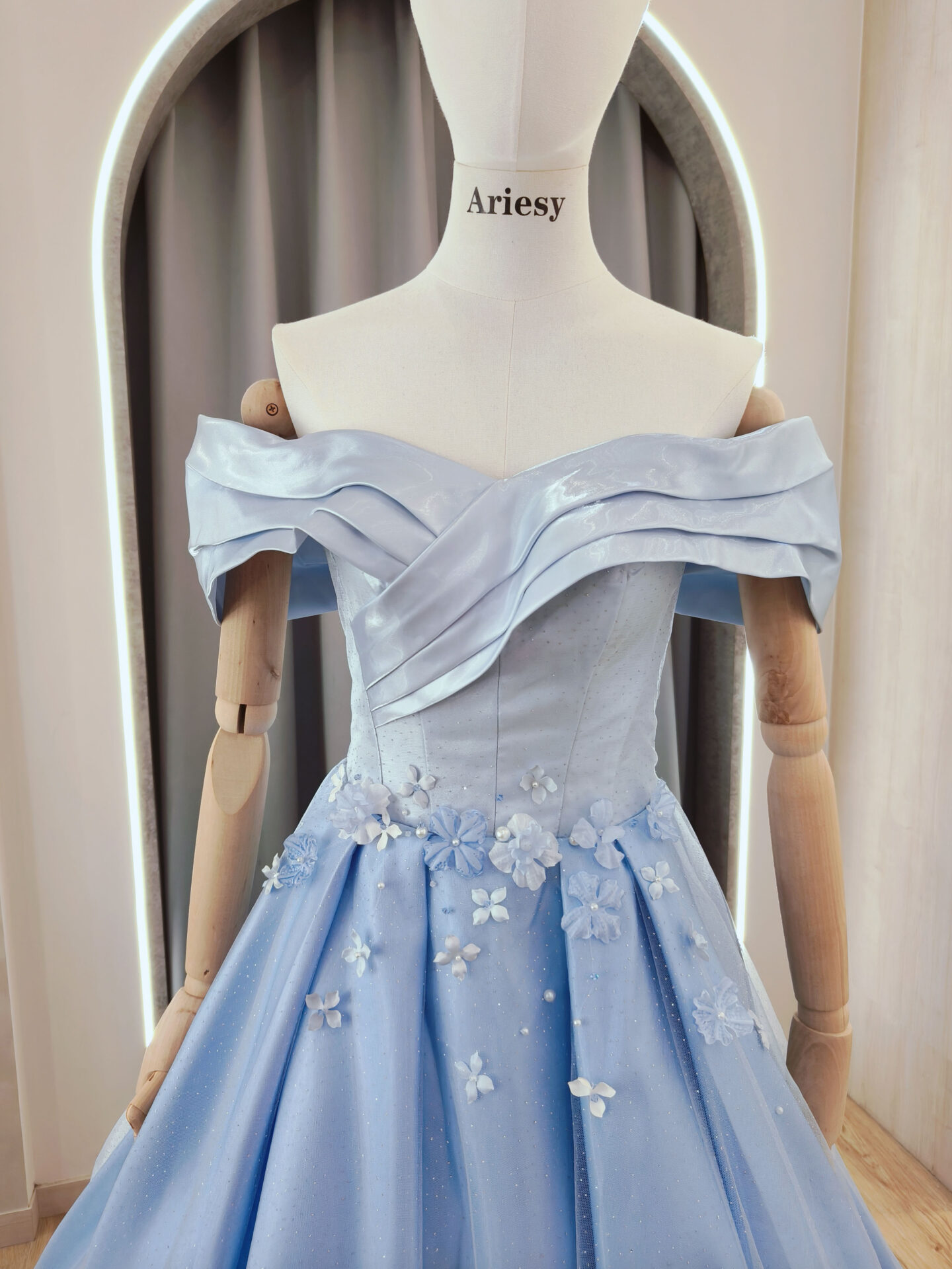 花花水藍色緞面婚紗禮服,台北宴客禮服租借,Ariesy愛瑞思婚紗推薦,緞面禮服婚紗,婚紗工作室推薦,北部婚紗攝影包套,禮服出租,水藍色禮服,寶寶藍婚紗,緞面小花珍珠禮服