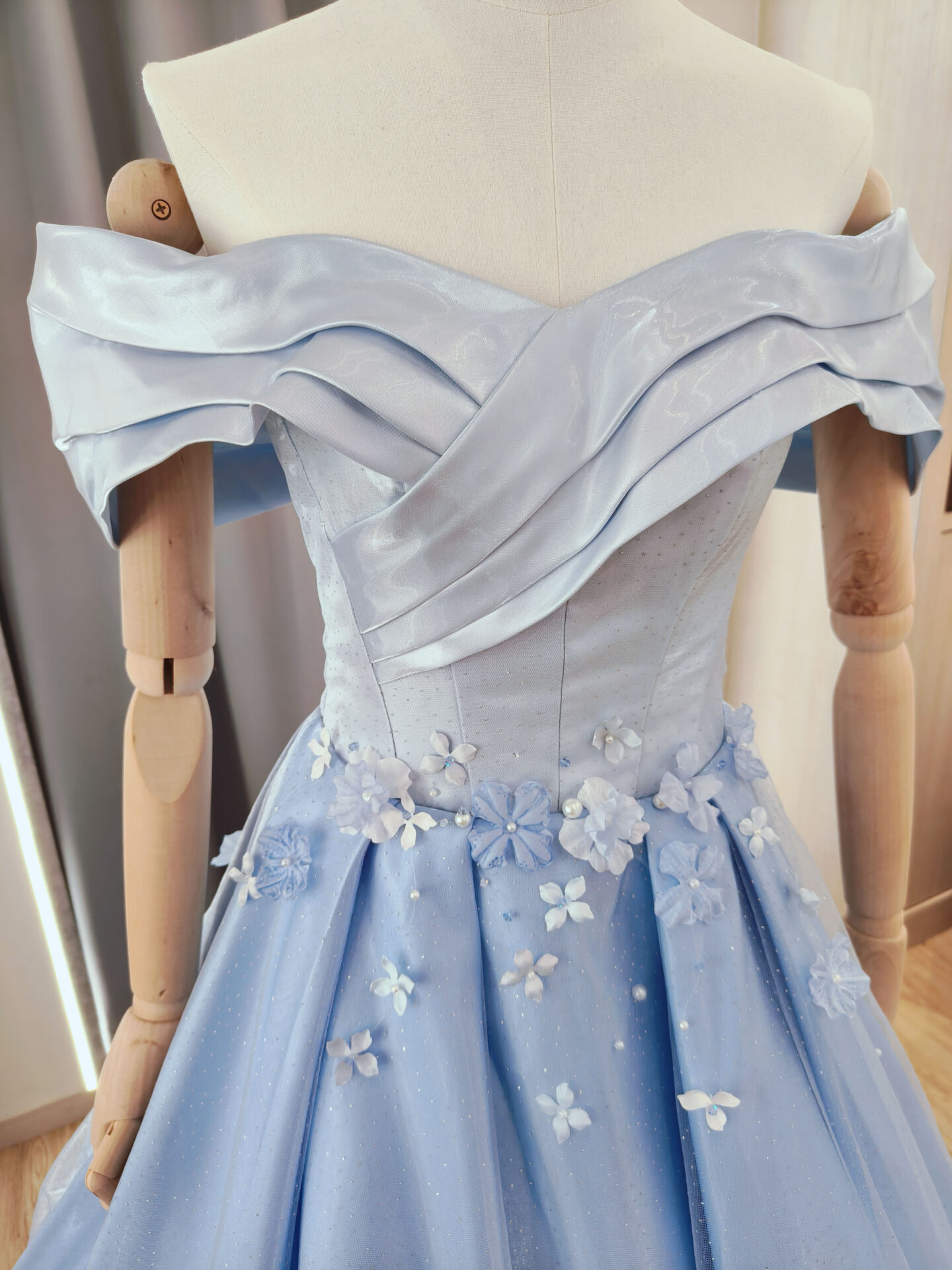 花花水藍色緞面婚紗禮服,台北宴客禮服租借,Ariesy愛瑞思婚紗推薦,緞面禮服婚紗,婚紗工作室推薦,北部婚紗攝影包套,禮服出租,水藍色禮服,寶寶藍婚紗,緞面小花珍珠禮服