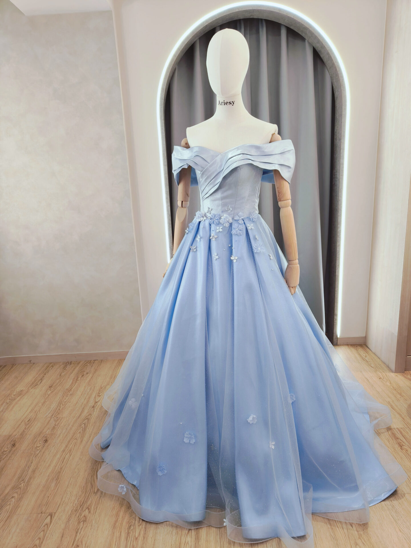 花花水藍色緞面婚紗禮服,台北宴客禮服租借,Ariesy愛瑞思婚紗推薦,緞面禮服婚紗,婚紗工作室推薦,北部婚紗攝影包套,禮服出租,水藍色禮服,寶寶藍婚紗,緞面小花珍珠禮服
