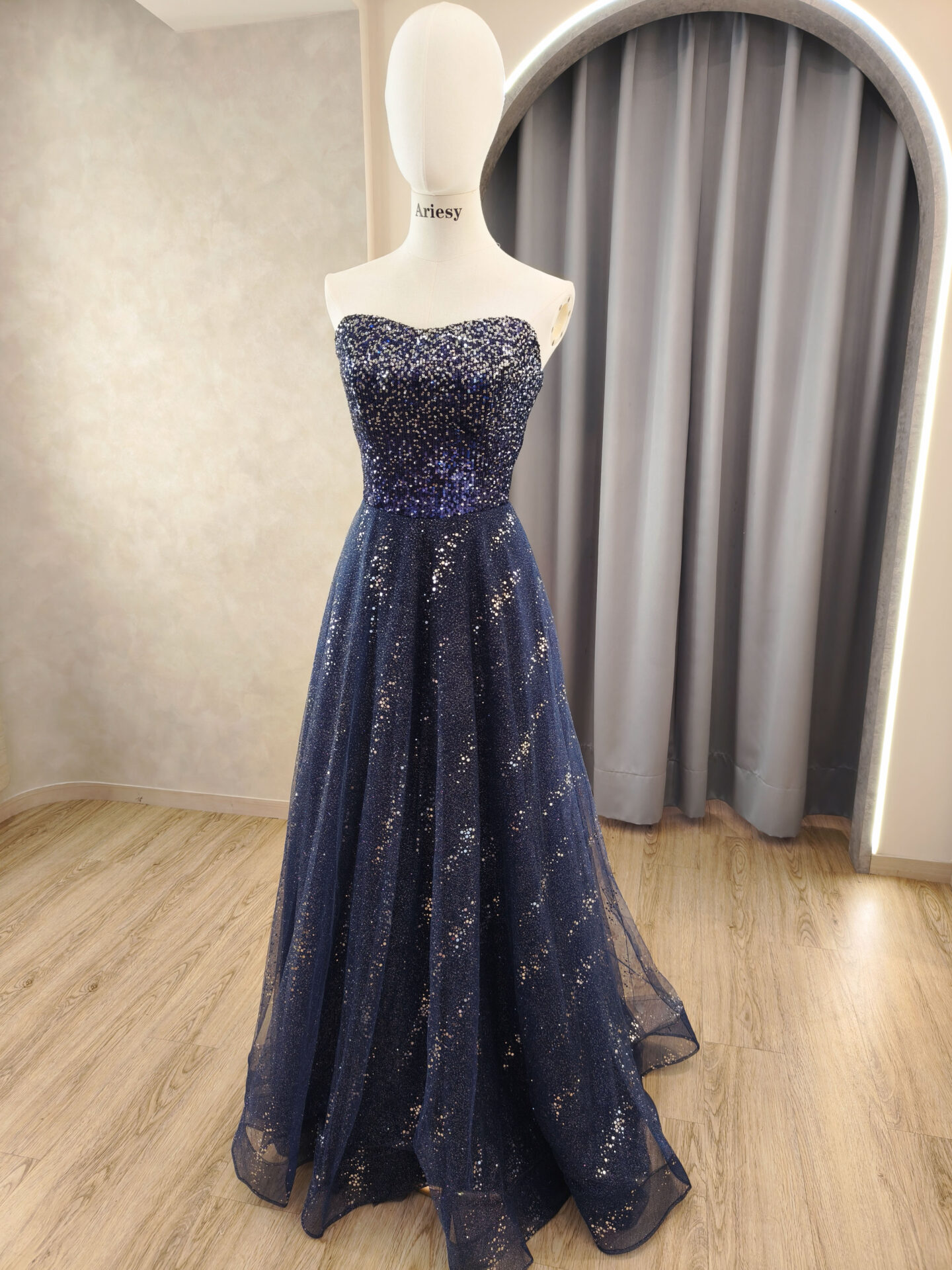 深藍色宴客禮服,台北宴客禮服租借,Ariesy愛瑞思婚紗推薦,緞面禮服婚紗,婚紗工作室推薦,北部婚紗攝影包套,禮服出租,藍色亮片禮服,深藍色婚紗