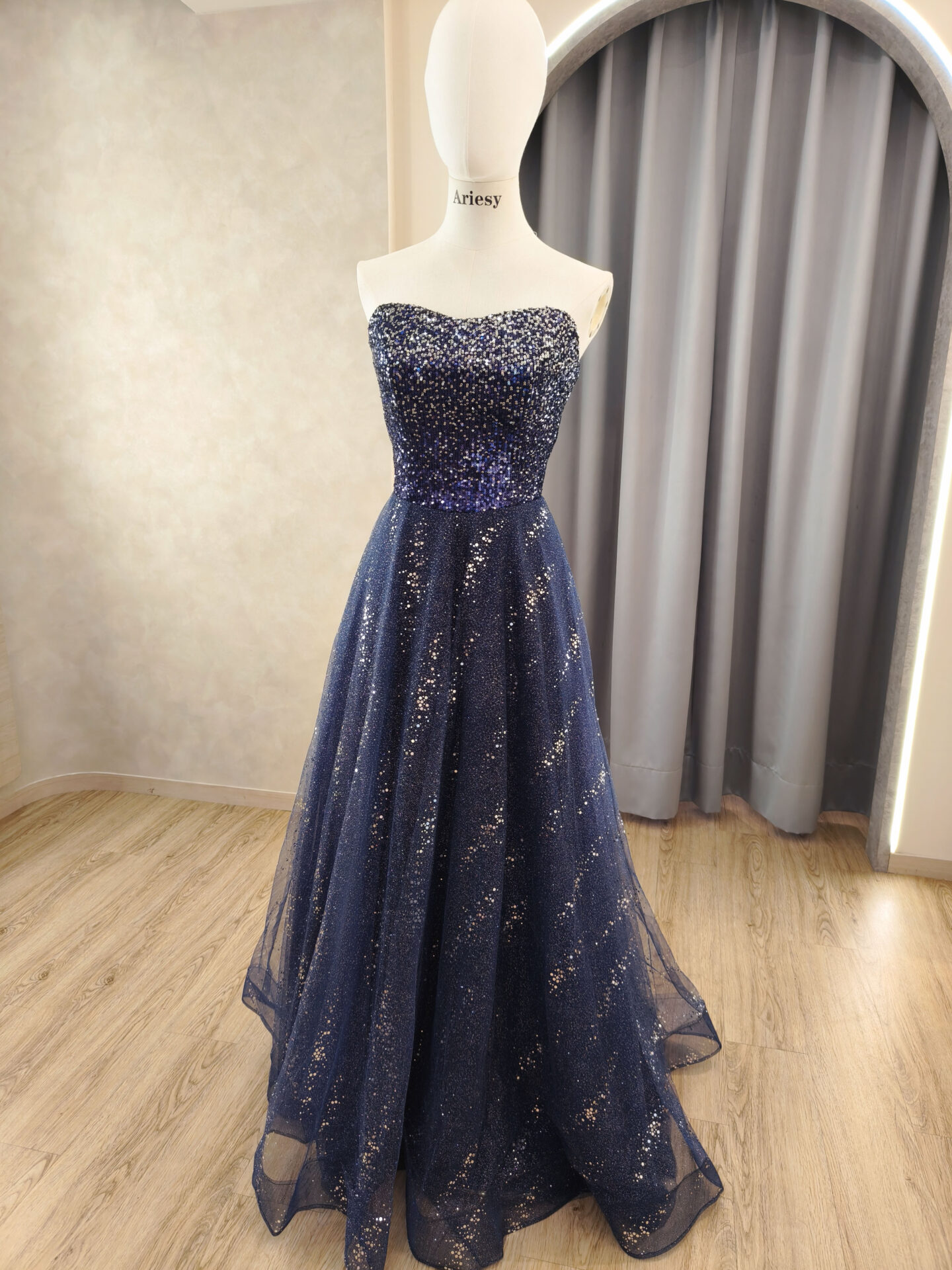 深藍色宴客禮服,台北宴客禮服租借,Ariesy愛瑞思婚紗推薦,緞面禮服婚紗,婚紗工作室推薦,北部婚紗攝影包套,禮服出租,藍色亮片禮服,深藍色婚紗