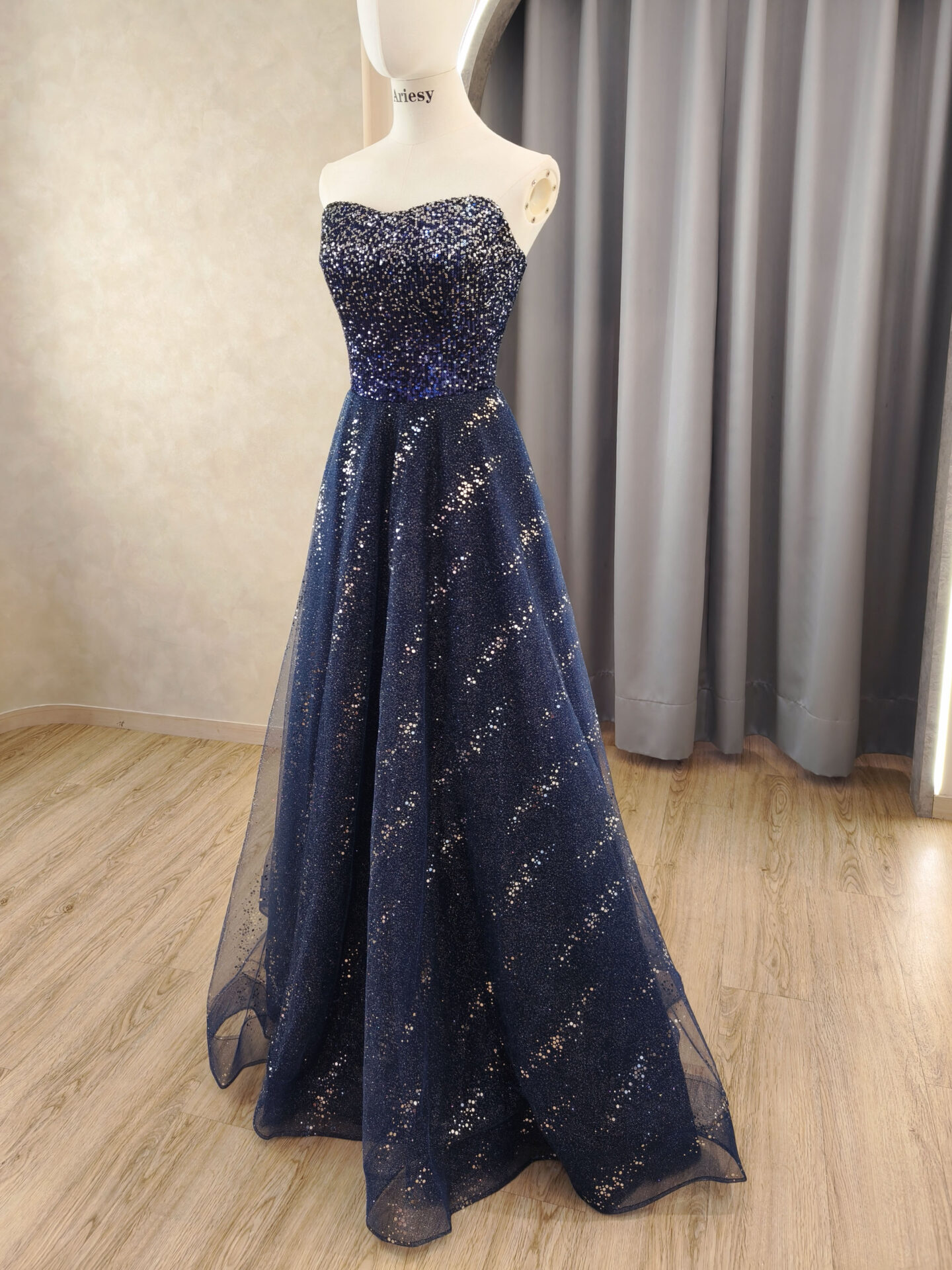 深藍色宴客禮服,台北宴客禮服租借,Ariesy愛瑞思婚紗推薦,緞面禮服婚紗,婚紗工作室推薦,北部婚紗攝影包套,禮服出租,藍色亮片禮服,深藍色婚紗