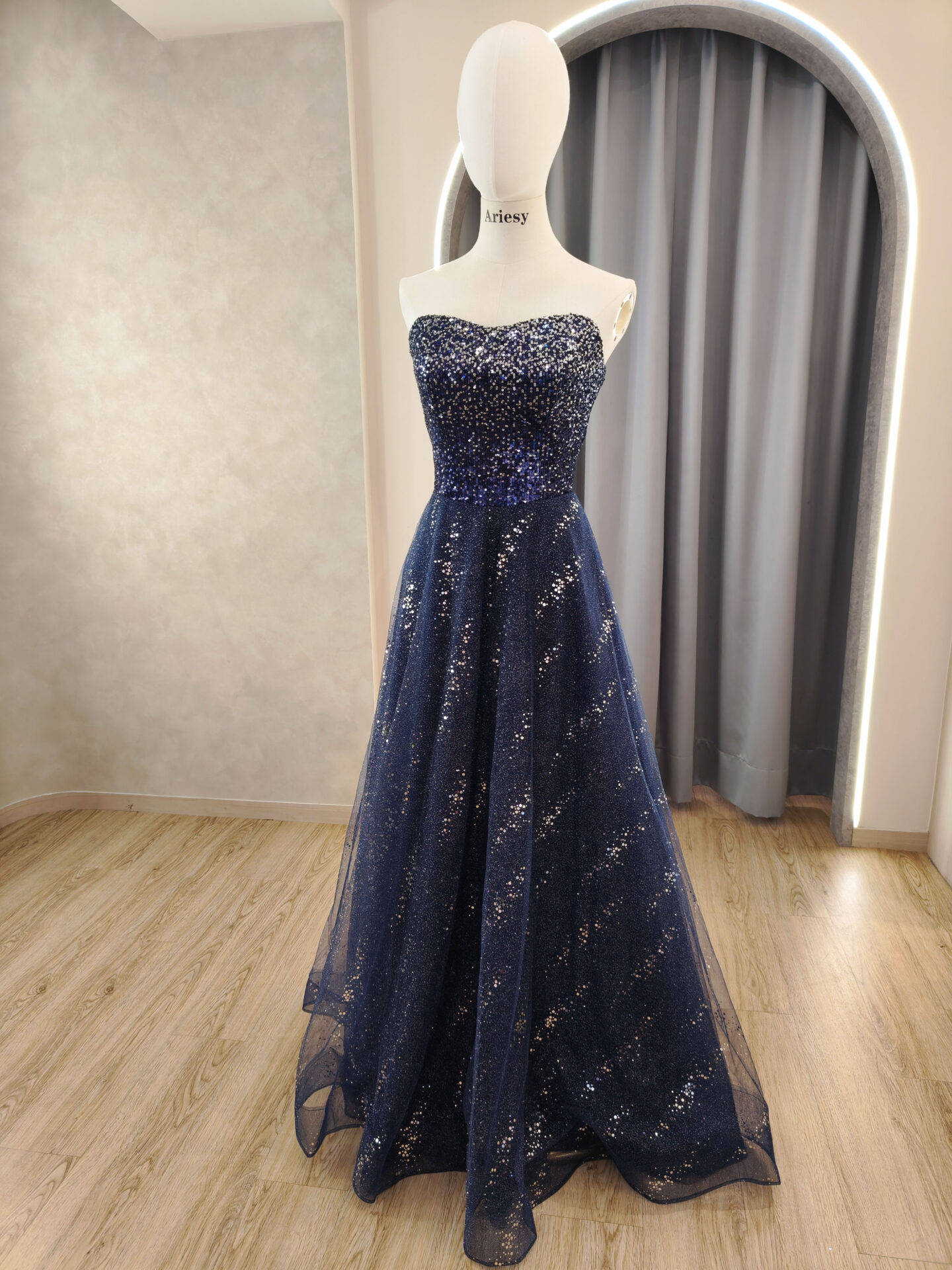 深藍色宴客禮服,台北宴客禮服租借,Ariesy愛瑞思婚紗推薦,緞面禮服婚紗,婚紗工作室推薦,北部婚紗攝影包套,禮服出租,藍色亮片禮服,深藍色婚紗